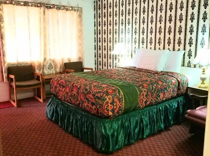 Town House Motor Hotel 2*